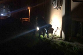 2. kattan düşerek yaralanan Alzheimer hastası kişiyi komşusu fark etti