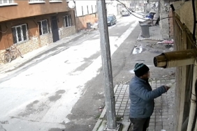 20 saattir ekiplere direnen şahsın bir evi benzin dökerek kundakladığı görüntüler oraya çıktı