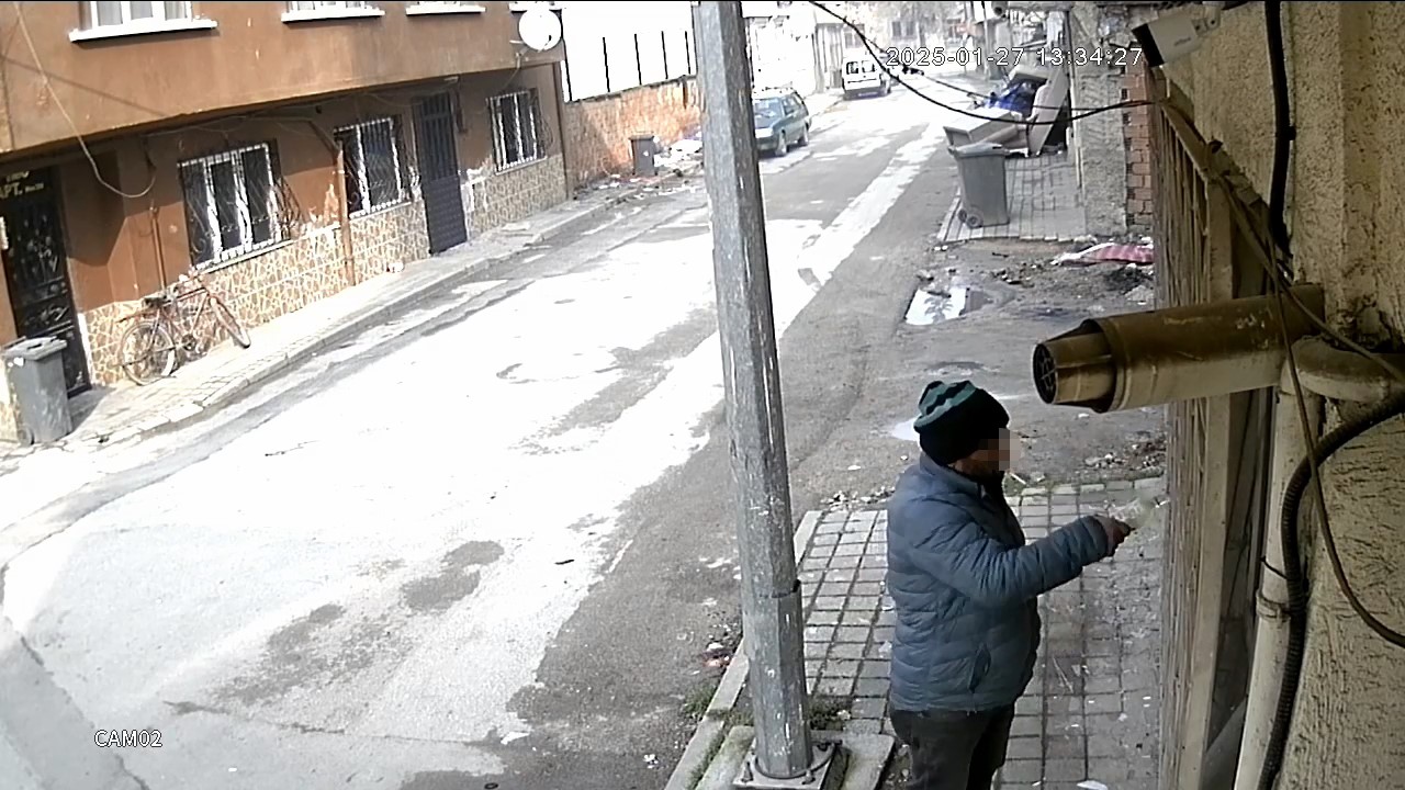 20 saattir ekiplere direnen şahsın bir evi benzin dökerek kundakladığı görüntüler oraya çıktı