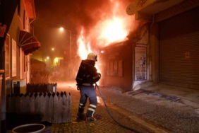 5 iş yerinin küle döndüğü yangında, çakmakçı dükkanı bomba gibi patladı