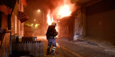 5 iş yerinin küle döndüğü yangında, çakmakçı dükkanı bomba gibi patladı