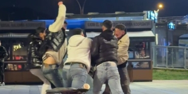 5 kişinin bir gence tekmeli yumruklu saldırısı kamerada