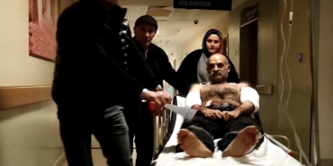 Ağaç soyma makinesine kollarını kaptırdı