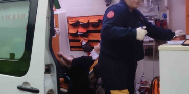 Ağaca çarpan araçtaki 2 kişi yaralandı