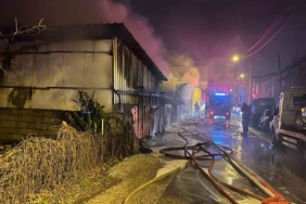 Alevlere teslim olan oto galeride 10 araç küle döndü