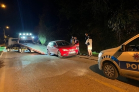 Alkollü kadın sürücü polisten kaçarken girdiği ters yönde kaza yaptı
