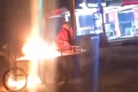 Alkollü şahıs ekmek teknesini ateşe verip başında oturdu