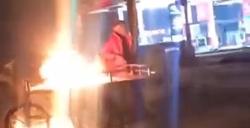 Alkollü şahıs ekmek teknesini ateşe verip başında oturdu