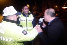 Alkollü sürücü polise zor anlar yaşattı