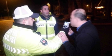 Alkollü sürücü polise zor anlar yaşattı