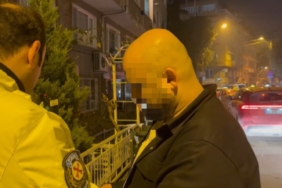 Alkolmetreyi üflemedi, gazetecinin üzerine yürüyerek hakaret ve tehdit etti