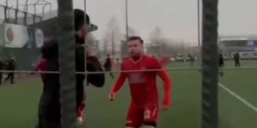 Amatör ligde çıkan kavga yeşil sahayı boks ringine çevirdi