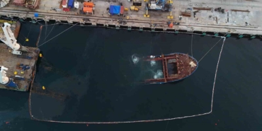 Ambarlı’da yan yatan gemi sualtında parçalanıyor