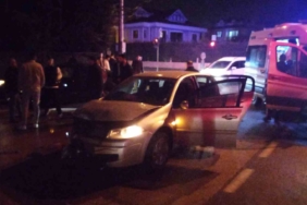 Ambulansa yol vermek isteyen 2 otomobil çarpıştı: 4 yaralı