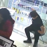 Anne ve kızı satıcıyı oyaladı, oğlu ve küçük kızı ise telefonları çaldı
