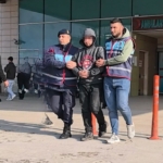 Arkadaşını bıçaklayan, kaçarken diğer arkadaşının ölümüne sebep olan zanlı adliyeye sevk edildi