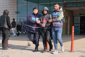 Arkadaşını bıçaklayan, kaçarken diğer arkadaşının ölümüne sebep olan zanlı adliyeye sevk edildi