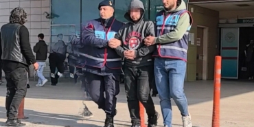 Arkadaşını bıçaklayan, kaçarken diğer arkadaşının ölümüne sebep olan zanlı adliyeye sevk edildi