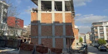 Arnavutköy’de inşaattan düşen işçi ağır yaralandı