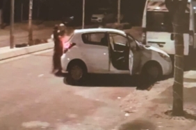 Arnavutköy’de park halindeki minibüse çarpan sürücü yer değiştirip kaçtı