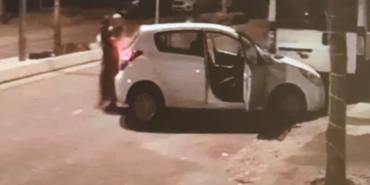 Arnavutköy’de park halindeki minibüse çarpan sürücü yer değiştirip kaçtı