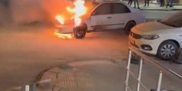 Arnavutköy’de seyir halindeki otomobilin motoru alev alev yandı