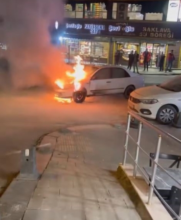 Arnavutköy’de seyir halindeki otomobilin motoru alev alev yandı