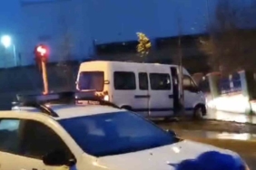 Arnavutköy’de yaşlı adama, servis minibüsü çarptı