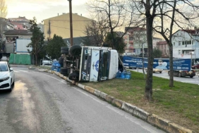 Ataşehir’de freni patlayan kamyonet devrildi
