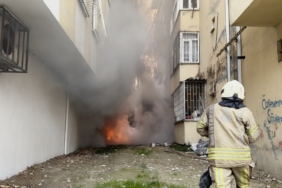 Avcılar’da bina boşluğunda çıkan yangın dairelere sıçradı