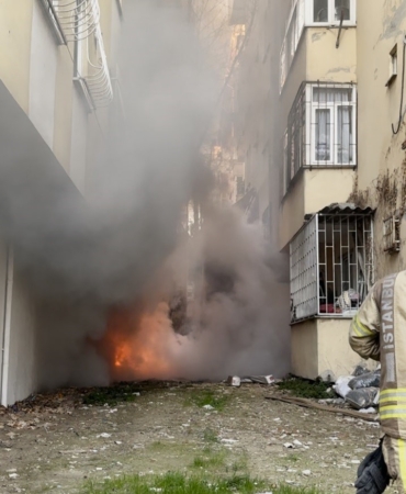 Avcılar’da bina boşluğunda çıkan yangın dairelere sıçradı