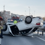 Avcılar’da E-5’te direksiyon hakimiyetini kaybeden sürücü takla attı: 2 yaralı