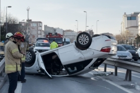 Avcılar’da E-5’te direksiyon hakimiyetini kaybeden sürücü takla attı: 2 yaralı