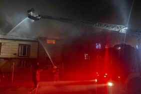Avcılar’da korkutan yangın: İki katlı binada çıkan yan binaya sıçradı