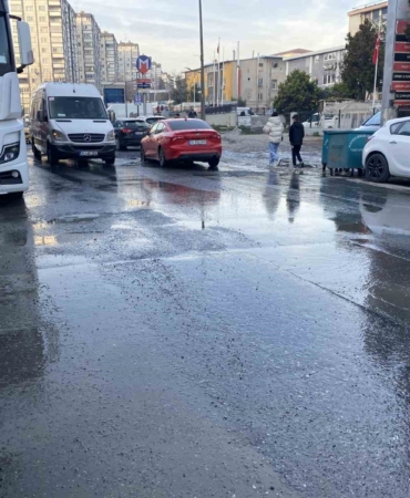 Bahçelievler’de kanalizasyon taştı, etrafı pis koku sardı