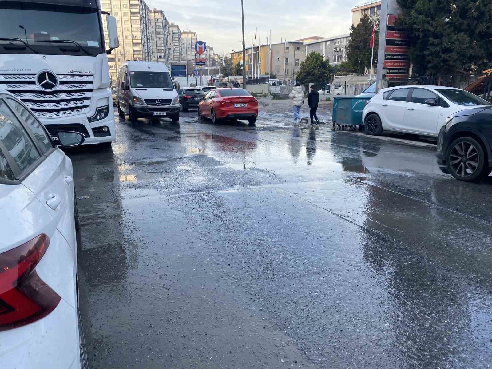 Bahçelievler’de kanalizasyon taştı, etrafı pis koku sardı