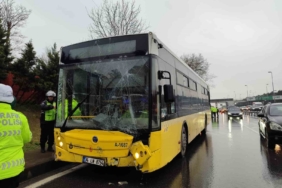 Bahçelievler’de kayganlaşan yolda kontrolden çıkan İETT otobüsü reklam panolarına çarptı