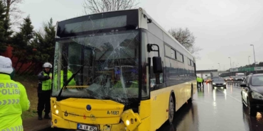 Bahçelievler’de kayganlaşan yolda kontrolden çıkan İETT otobüsü reklam panolarına çarptı