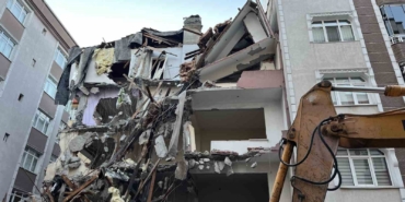 Bahçelievler’de kentsel dönüşüm çalışmaları sırasında bitişikteki binanın kolonları zarar gördü