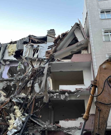 Bahçelievler’de kentsel dönüşüm çalışmaları sırasında bitişikteki binanın kolonları zarar gördü