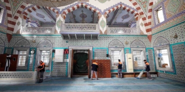 Bakırköy Belediyesi ibadethaneleri dip köşe temizliyor