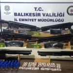 Balıkesir’de bir kadını darbeden şahsın evinde silahlar ele geçirildi