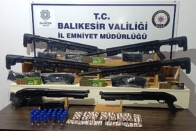 Balıkesir’de bir kadını darbeden şahsın evinde silahlar ele geçirildi