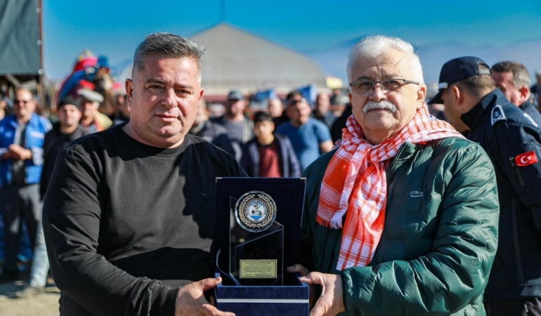 Balıkesir’de deve güreşi heyecanı yaşandı