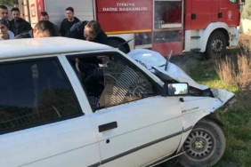 Balıkesir’de hız yapan otomobil kamyona arkadan çarptı: 1 yaralı