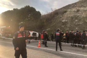 Balıkesir’de minibüs otomobille çarpıştı: 2 ölü