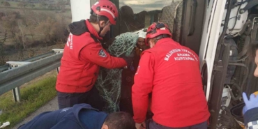 Balıkesir’de tır yan yattı; 1 yaralı