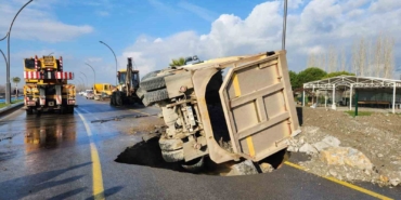 Balıkesir’de yol yarıldı, hafriyat kamyonu içine düştü