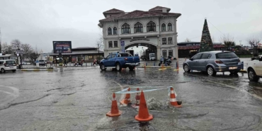 Bandırma’da sağanak yağış yolları göle çevirdi, rögarlar patladı