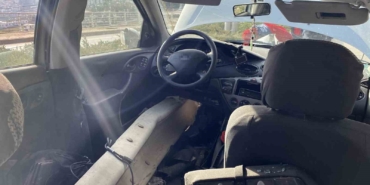 Bariyer otomobilin içinden geçti